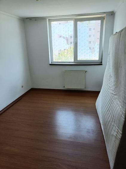 Apartament cu 3 camere semidecomandat în Fundeni