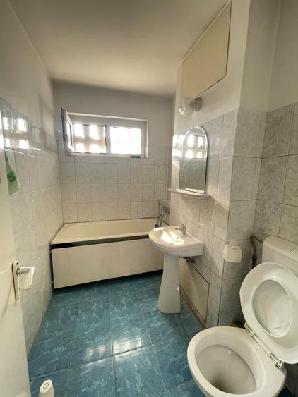 Apartament cu 3 camere semidecomandat în Podu Roș
