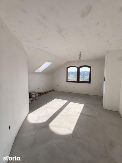 Casă cu 5 camere cu Teren 2305 Mp în Recea