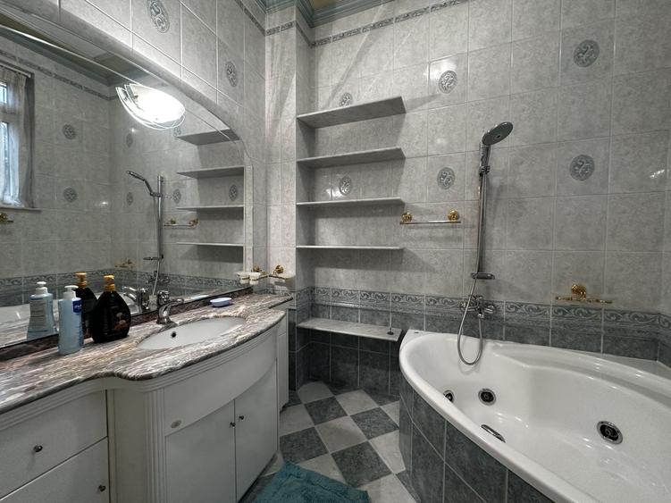 Casă individuală cu 12 camere cu Canalizare în Dorobanți