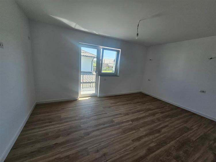 Duplex cu 4 camere cu Canalizare în Ipotești