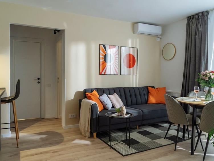 Apartament cu 3 camere semidecomandat, mobilat în