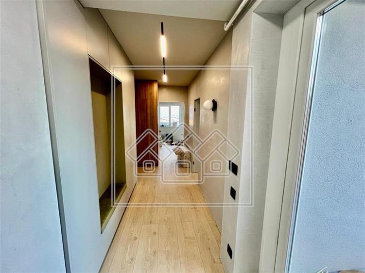 Penthouse cu 3 camere decomandat în Exterior Vest
