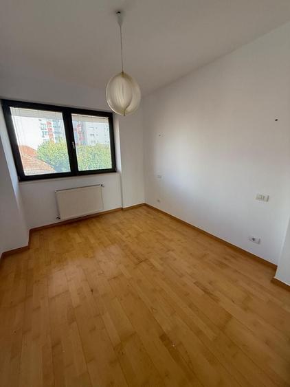 Apartament cu 4 camere, mobilat în Capitale