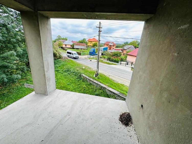 Casă individuală cu 8 camere cu Teren 680 Mp în Baia de Fier
