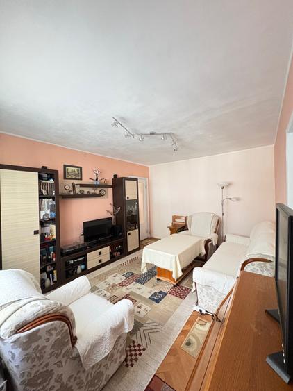Apartament cu 3 camere semidecomandat în Circumvalațiunii