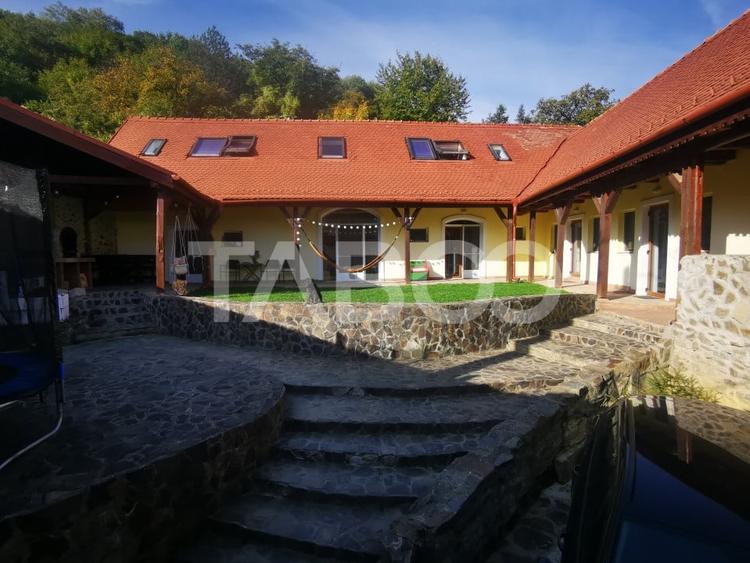 Casă individuală cu 8 camere cu Canalizare în Fântânele