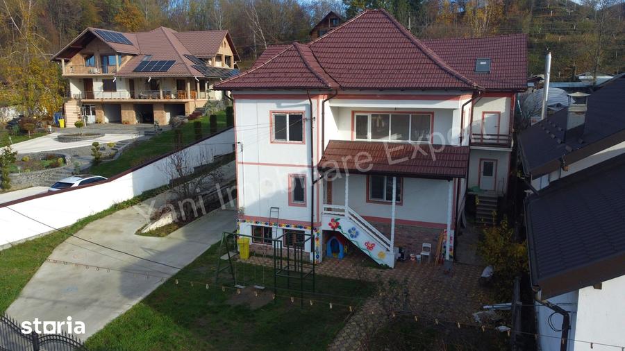 Casă cu 8 camere cu Teren 1500 Mp în Central