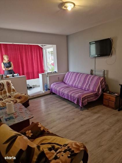 Apartament cu 3 camere semidecomandat în Craiovița Nouă