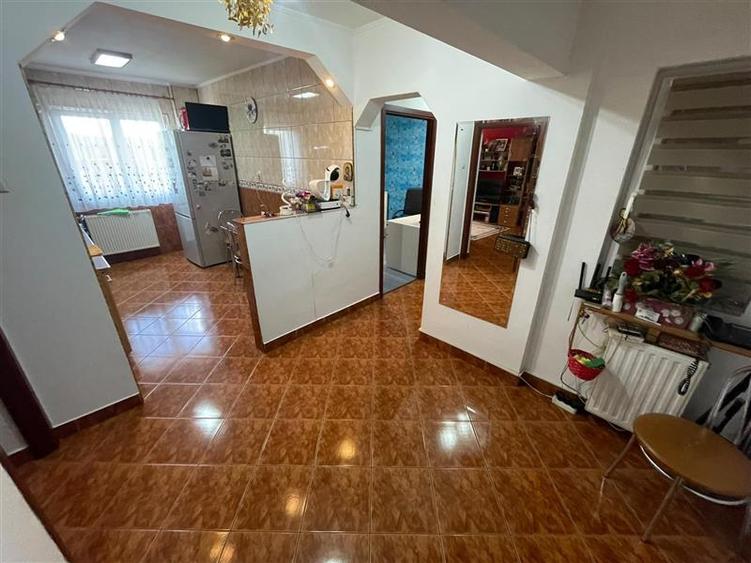 Apartament cu 3 camere decomandat în Rahova