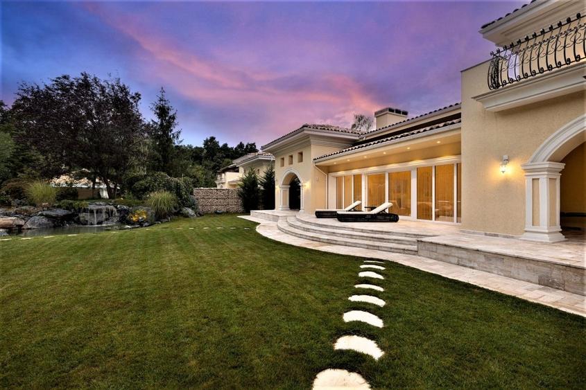 Casă individuală cu 5 camere cu Piscina în Est
