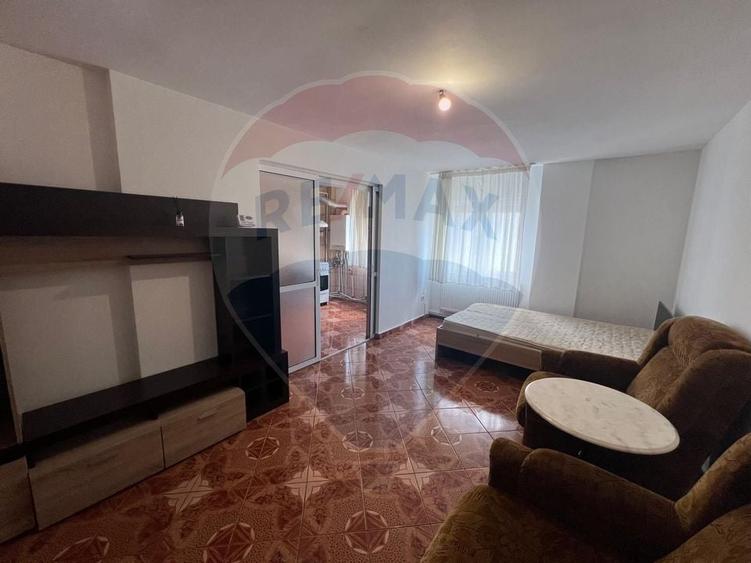 Apartament cu 3 camere decomandat în Sud-Vest