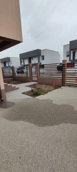 Duplex cu 4 camere cu Teren 300 Mp în Domnești