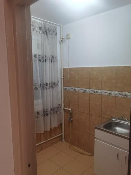 Garsonieră semidecomandată în Apărătorii Patriei