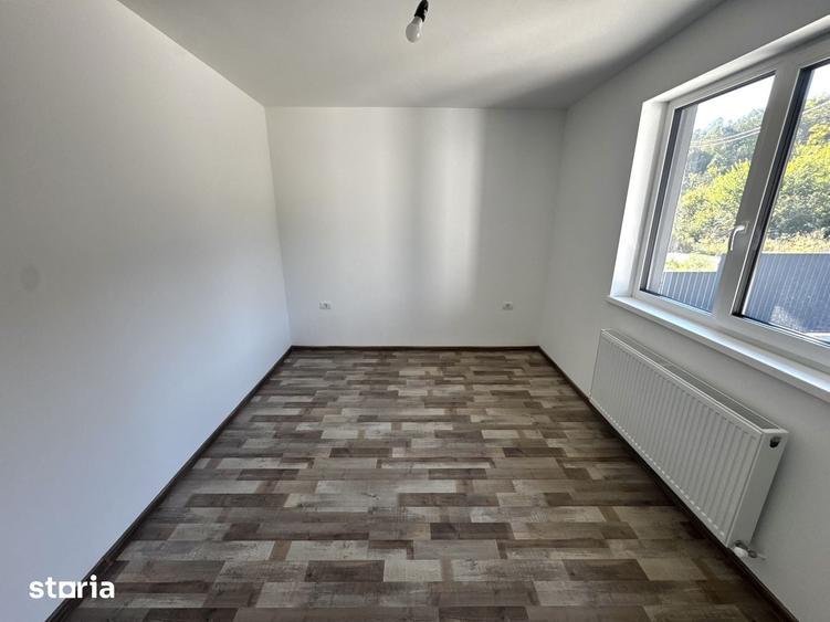 Casă cu 4 camere cu Teren 640 Mp în Tomești