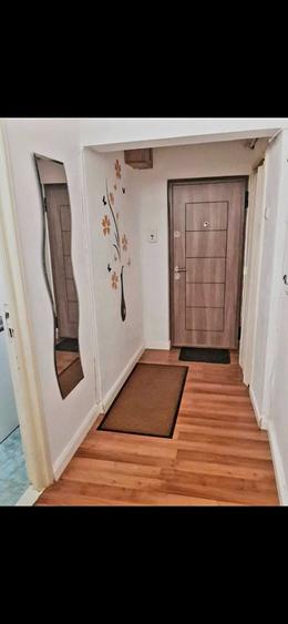 Apartament cu 3 camere decomandat în Coman