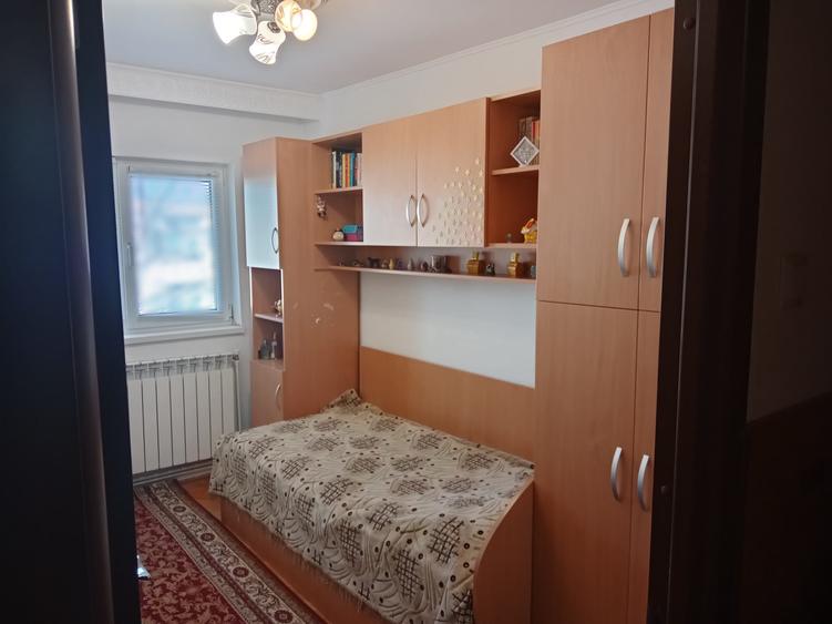 Apartament cu 3 camere decomandat, mobilat în Nicolina