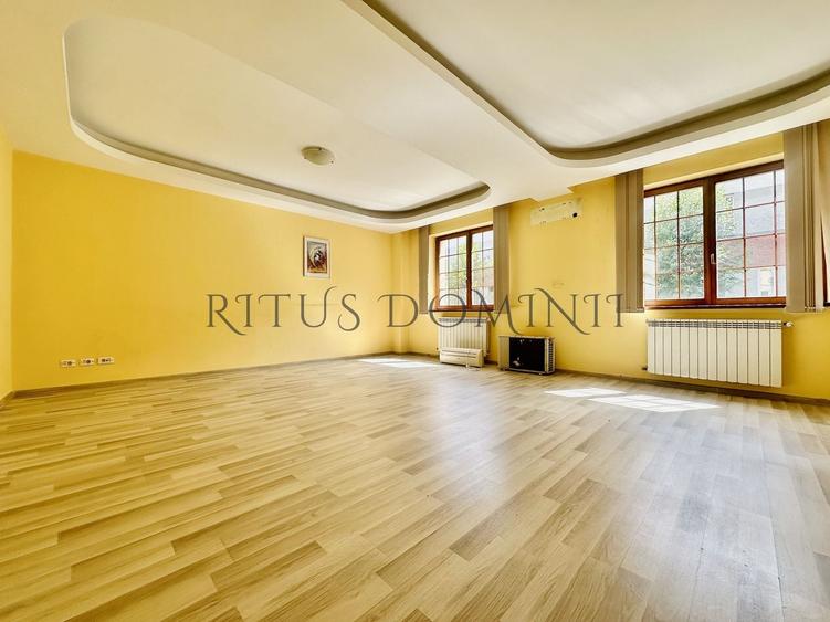 Casă individuală cu 13 camere cu Canalizare în Ultracentral