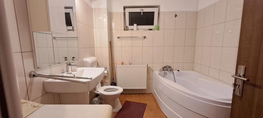 Casă individuală cu 4 camere cu Canalizare în Obor