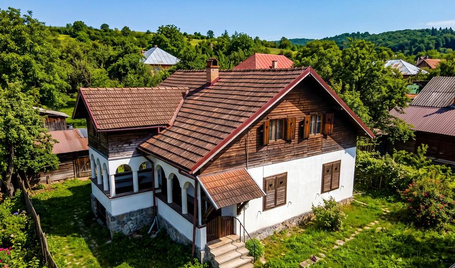 Casă individuală cu 6 camere cu Teren 593 Mp în Est