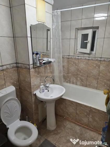 Apartament cu 2 camere semidecomandat în Craiovița Nouă