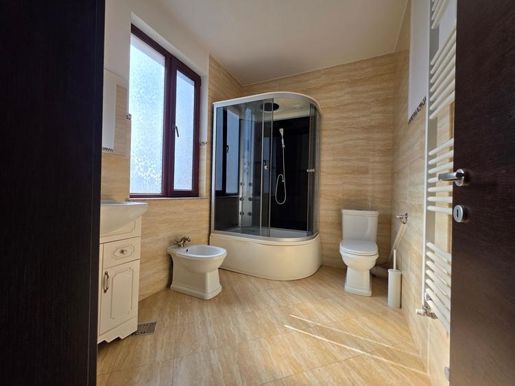 Casă individuală cu 7 camere cu Piscina în Central