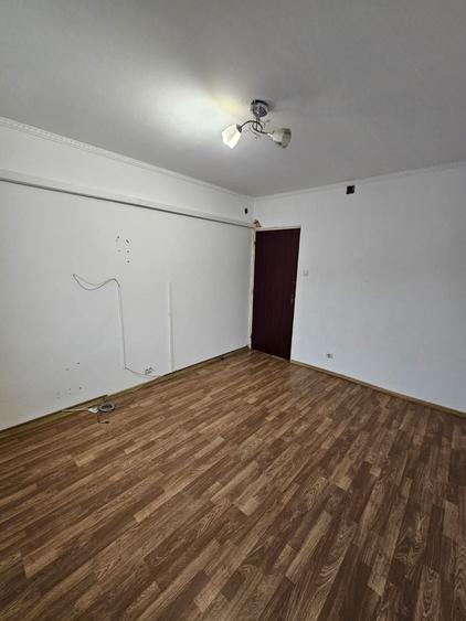 Apartament cu 3 camere semidecomandat în Rahova