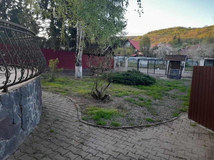 Casă cu 4 camere cu Teren 470 Mp în Bărdești