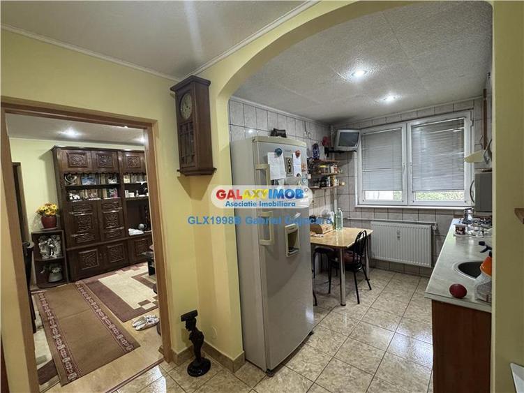 Apartament cu 3 camere semidecomandat în Titan