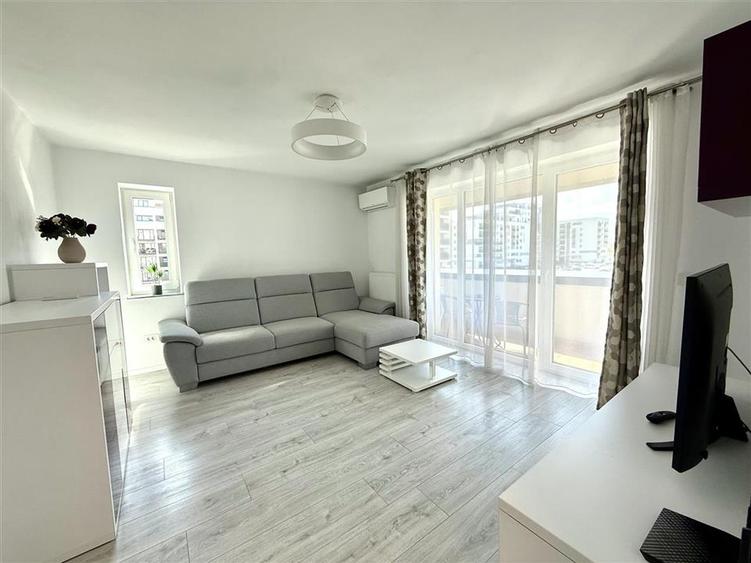 Apartament cu 3 camere decomandat în Tractorul