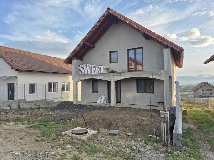 Casă cu 4 camere în Șura Mare