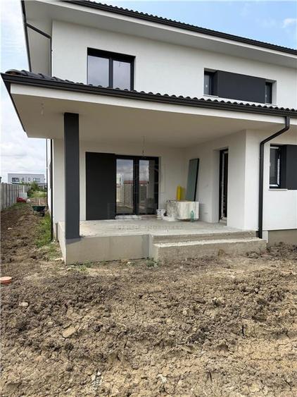 Duplex cu 4 camere cu Canalizare în Moșnița Veche