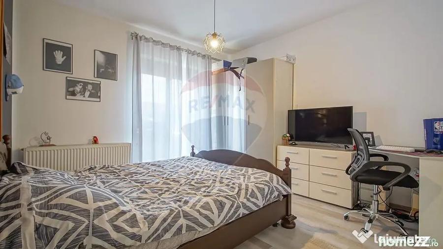 Apartament cu 3 camere decomandat în Tractorul