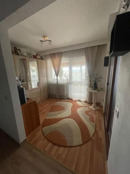 Apartament cu 4 camere decomandat, mobilat în Cetate
