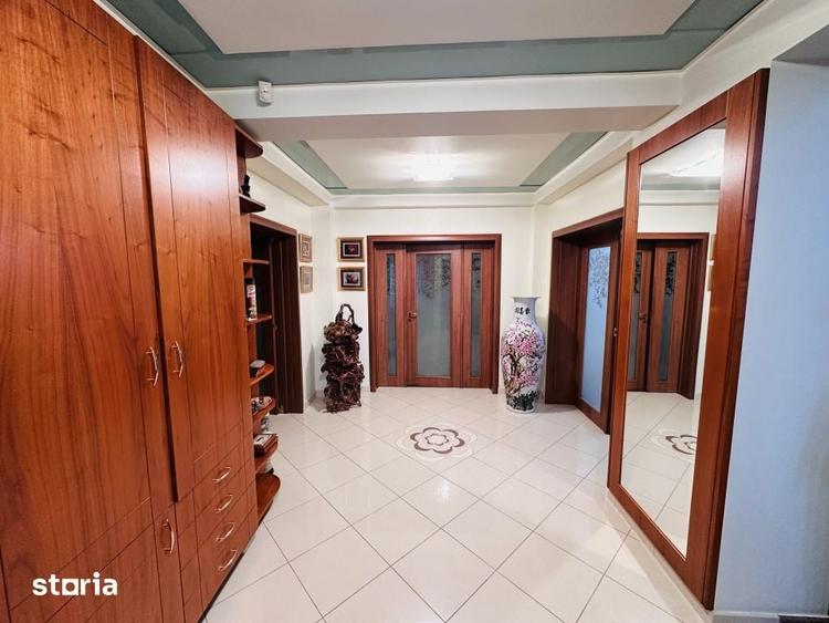 Casă cu 10 camere cu Teren 2000 Mp în Chiajna