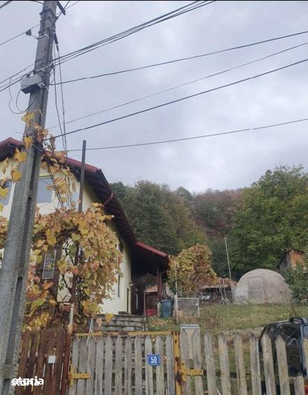 Casă cu 2 camere cu Teren 1500 Mp în Cornu
