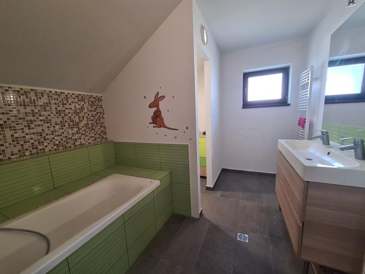 Casă individuală cu 5 camere cu Canalizare în Odăi