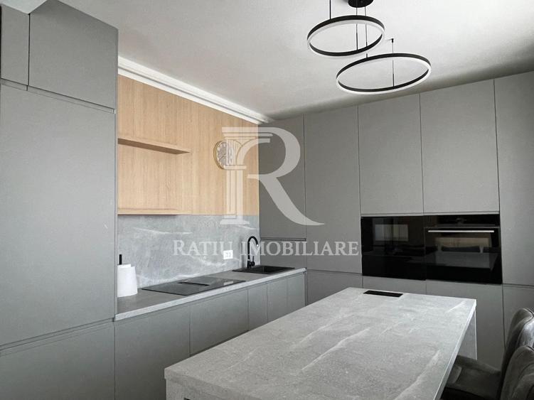 Apartament cu 3 camere semidecomandat, mobilat în Central
