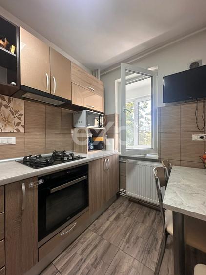 Apartament cu 3 camere decomandat, mobilat în Tei
