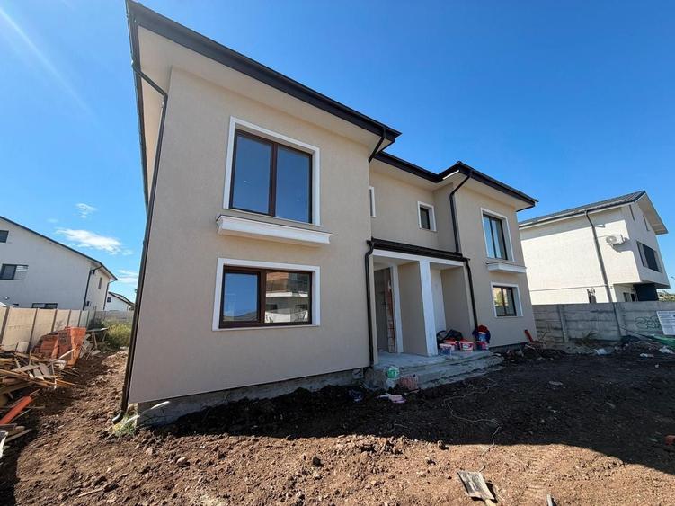Duplex cu 4 camere cu Canalizare în Central