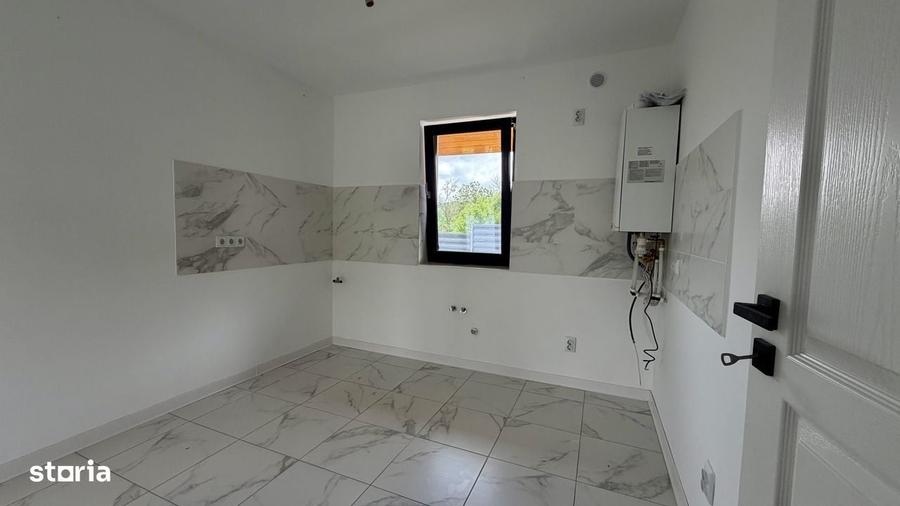 Casă cu 4 camere decomandat în Hlincea