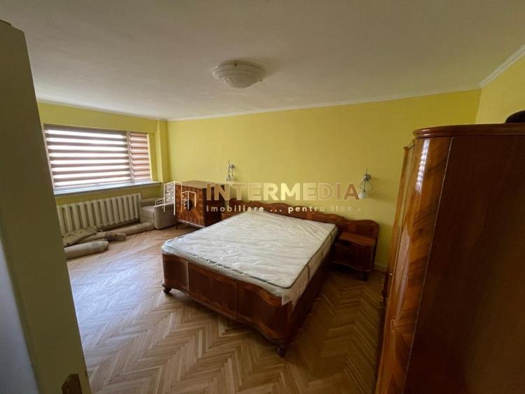 Apartament cu 4 camere decomandat în Cetate