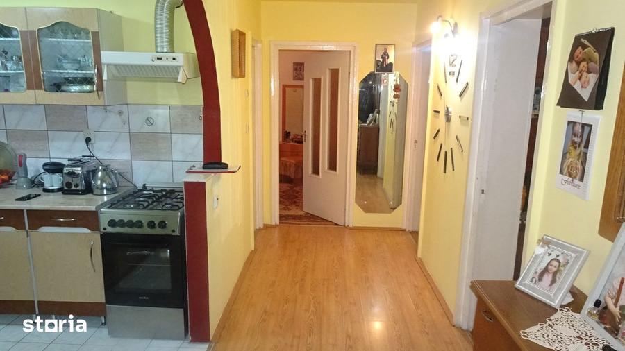 Apartament cu 3 camere decomandat în Scărișoara