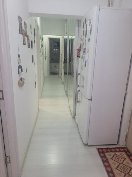 Apartament cu 3 camere decomandat în Lacul Tei