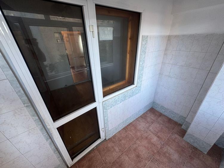 Apartament cu 4 camere decomandat în CET