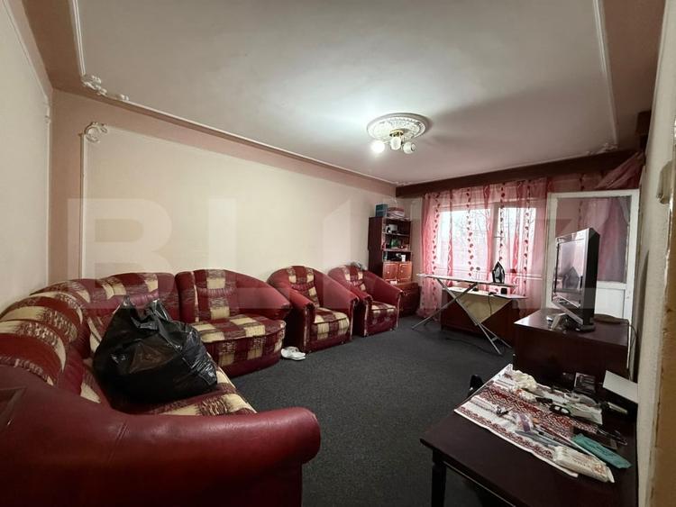 Apartament cu 3 camere decomandat, mobilat în Nicolina
