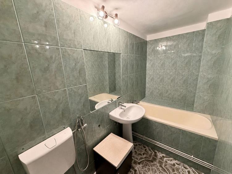 Apartament cu 3 camere semidecomandat, mobilat în Mărăști
