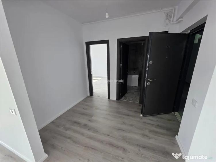 Apartament cu 3 camere semidecomandat în 1 Decembrie