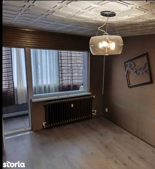 Apartament cu 3 camere semidecomandat în Podu Roș