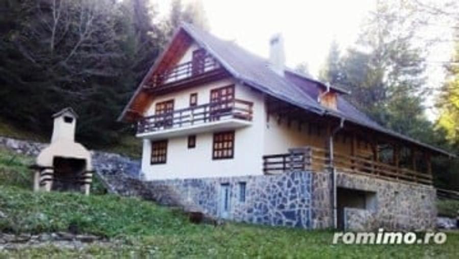 Casă cu 6 camere cu Teren 3884 Mp în Plaiul Foii